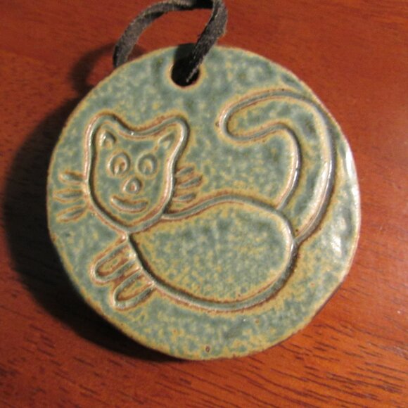 Hobo Cat Ceramic Wall Decor - Picture 1 of 3